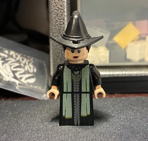 LEGO Madam Irma Pince Minifigure - Harry Potter hp355