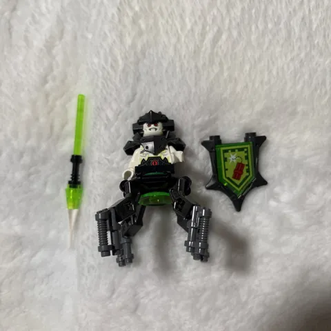 LEGO Cezar minifigure with shield and spear Nexo Knights 72001 nex142