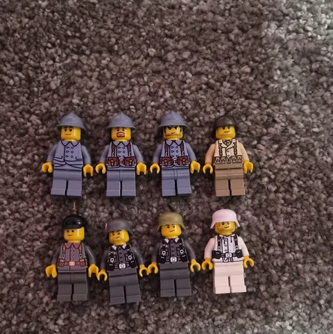 LEGO Minifigure Lot of 8 Military Soldiers w/ Helmets Mixed Uniforms/Colors
