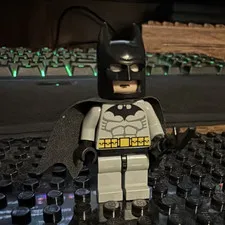 LEGO 7781 Original Batman Minifigure w/Cape & Batarang (001)