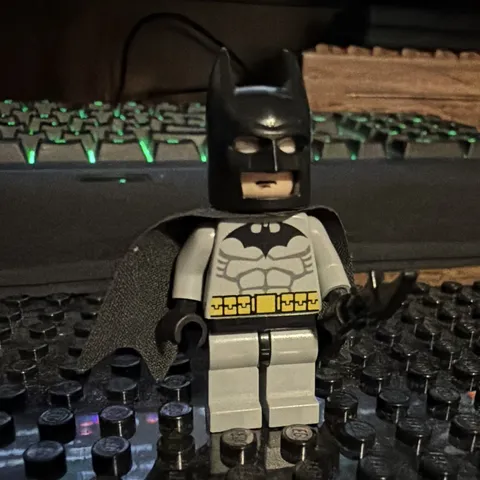 LEGO 7781 Original Batman Minifigure w/Cape & Batarang (001)
