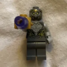 LEGO Minifigure Gray Armor w/ Gold/Black Helmet & Gold/Blue Accessory