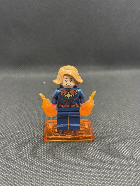 Lego Captain Marvel (Carol Danvers) - Medium Nougat Hair Sh0555