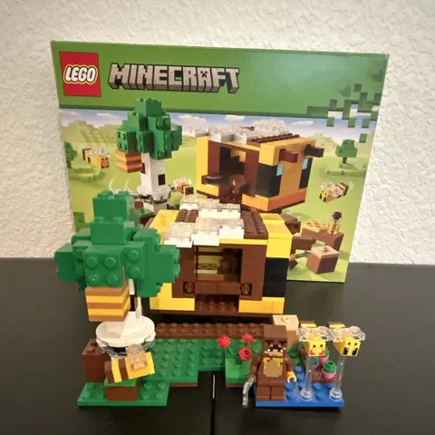 LEGO Minecraft The Bee Cottage 21241 Complete Set w/ Box Manual and Figures