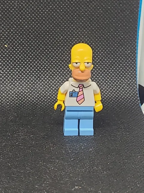 LEGO Simpsons Homer Simpson Minifigure sim001 Safety Inspector Tie Badge 71006