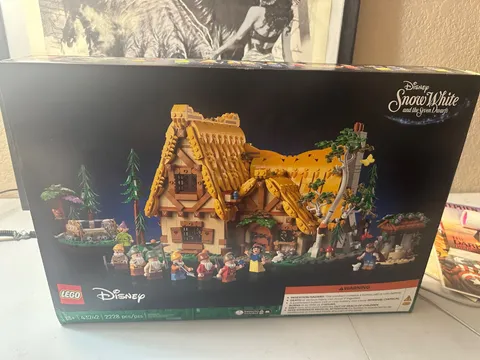LEGO Disney Princess: Snow White and the Seven Dwarfs' Cottage (43242) read desc
