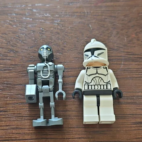 LEGO Star Wars Minifigures: Clone Trooper & 2-1 B Medical droid