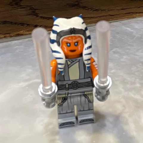 LEGO Ahsoka Tano Genuine Minifigure w/ 2 Lightsabers Star Wars
