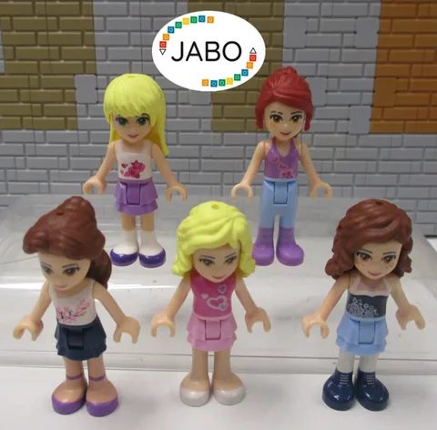 (O 15 / 7) Lego Friends 5 figures minifigures