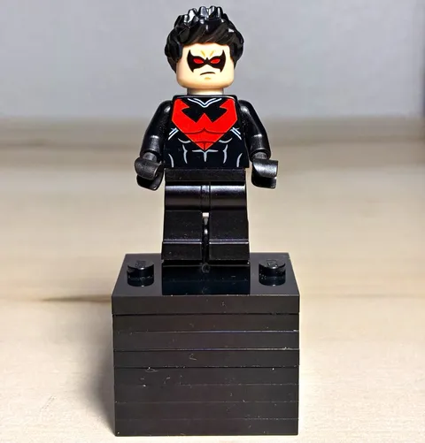 LEGO DC Superheroes Red Nightwing Minifigure sh0085 from 76011 Black/Red Suit
