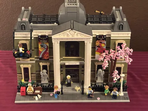 LEGO Icons 10326 Natural History Museum COMPLETE w/ Minifigures Retired Modular