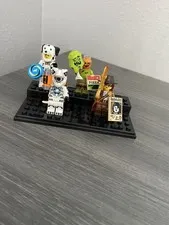 LEGO Collectible Minifigures Lot of 4 with Original Baseplates CMF Series 28 &29