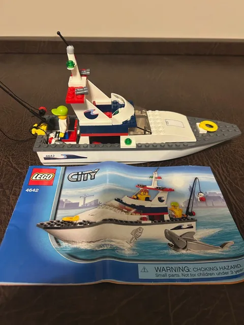 LEGO City 4642 - Fishing Boat, Complete with manual, missing 1 minifig & shark