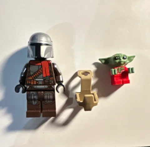 LEGO Star Wars Minifigure Lot w/ Grogu (The Child) & Mandalorian Silver Helmet