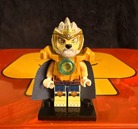 LEGO Legends of Chima Lagravis Minifig w/ Cape, Armor