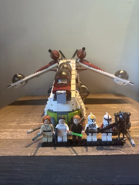 LEGO Star Wars Republic Gunship (75021) Complete with Minifigs. No instructions 
