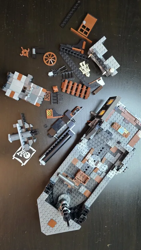 LEGO Pirates of the Caribbean 4184 The Black Pearl - Ship Hull & Parts ONLY