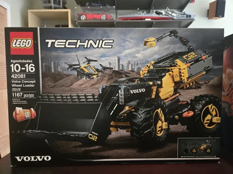 LEGO TECHNIC: Volvo Concept Wheel Loader Zeux (42081) New In Sealed Box