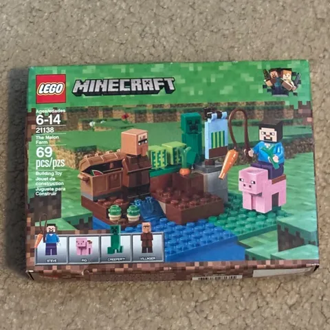 SEALED RETIRED LEGO Minecraft: The Melon Farm (21138) Sun Damaged