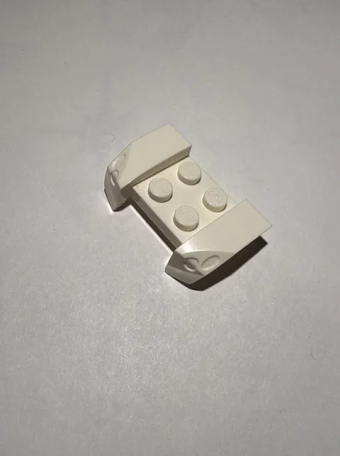 LEGO 44674 White Vehicle, Mudguard 2 x 4 with Headlights Overhang (x1)