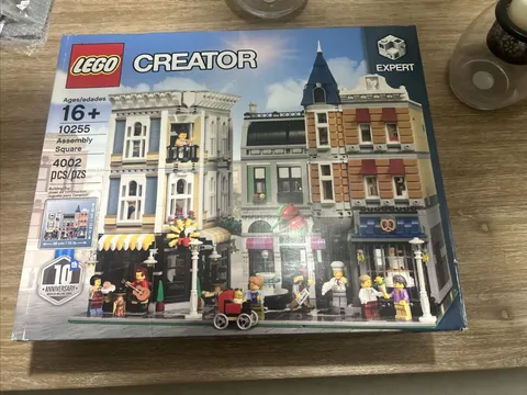 LEGO CREATOR: Assembly Square (10255) NEW