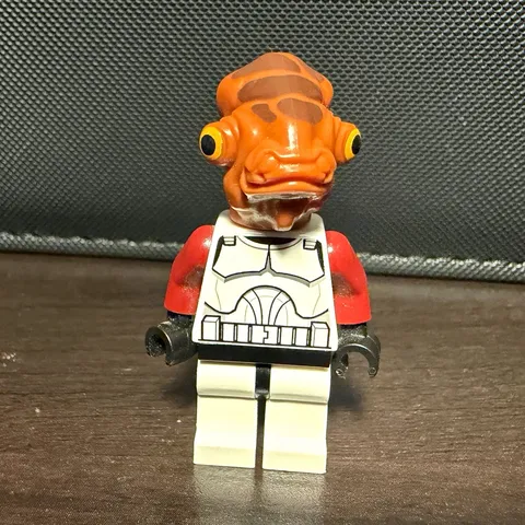 LEGO Star Wars Admiral Ackbar Minifigure White Uniform w/ Red Arms