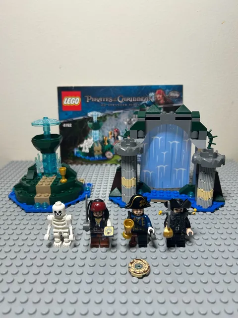 LEGO Pirates of the Caribbean: Fountain of Youth (4192) Minifigs & Instructions