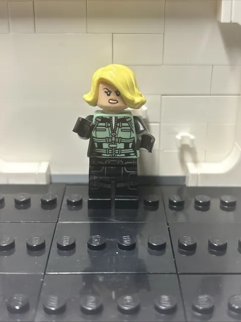 LEGO Avengers Infinity War Blonde Black Widow 2018 Lightsaber 76101 Minifigure
