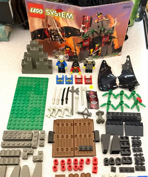 LEGO Vintage Ninja Castle 6045 & 6083 Parts Lot 3 Minifigs 6082c01 BURP Shields+
