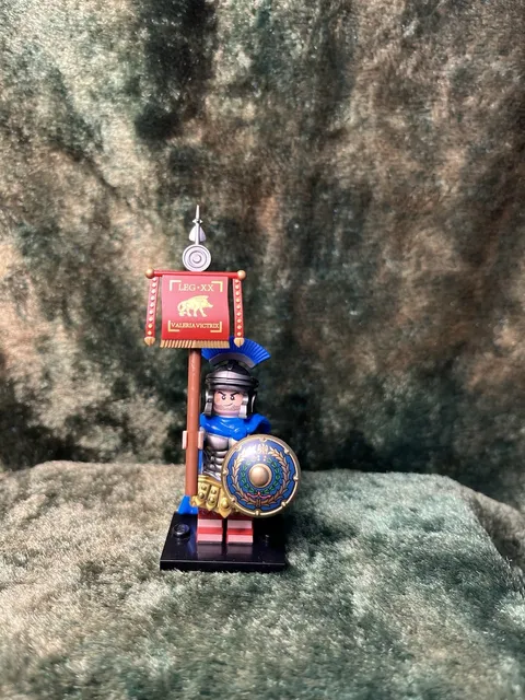 1x 54mm MINI ROMAN STANDARD BEARER 20th LEGION + 1x Banner on Genuine LEGO Base