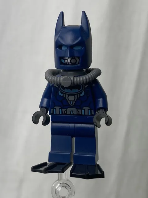 LEGO Minifigure sh0097 Batman 2014 Dark Blue Wetsuit Flippers 76010 Penguin Rare