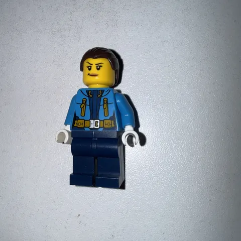 LEGO : Minifigure Minifig ~ Female Artic Explorer / 60194 ( cty0931 )Missing Hat