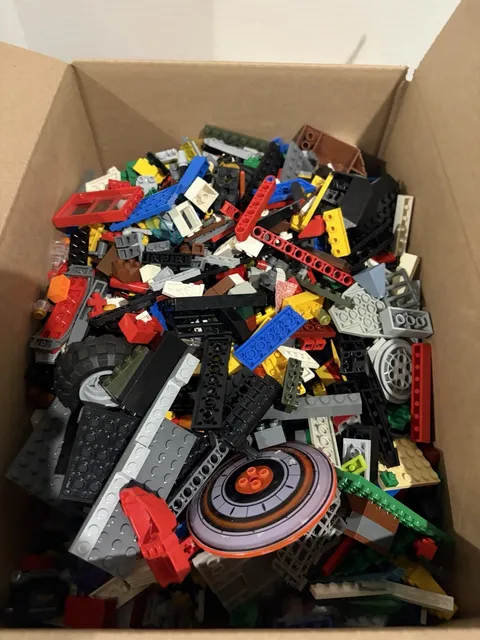 Bulk Legos 10LBS aprox (pieces, bags, mini figures parts)