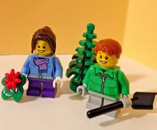 Lego hol026 Female & hol024 Boy - Minifigures -LOT OF 2 - Holiday/Event - Tree