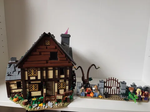 LEGO Ideas: Disney Hocus Pocus: Sanderson Sisters' Cottage (21341)
