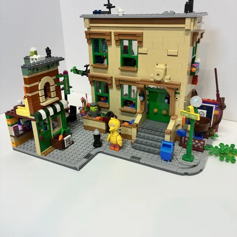 LEGO 21324 Sesame Street Nearly Complete 4 Mini Figures Instructions No Box