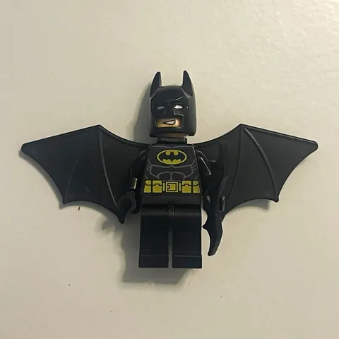 LEGO Batman Minifigure w/ Bat Wings Cape & Batarang Accessory