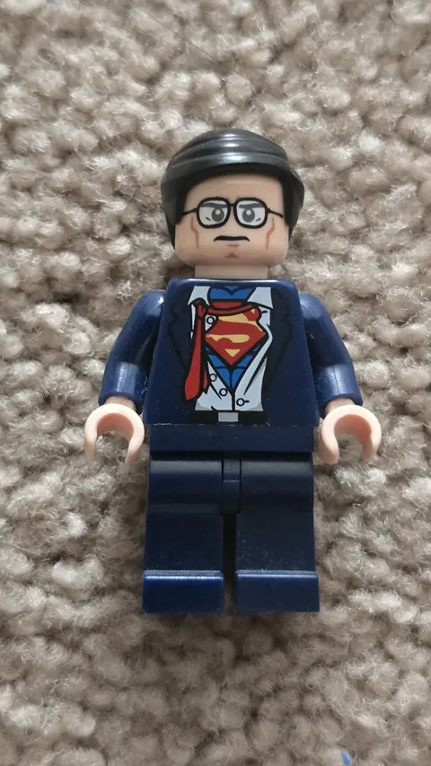 Lego DC Super Heroes SUPERMAN CLARK KENT Minifigure NM COMPLETE