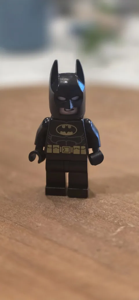 Lego New Batman Black Suit w/ Yellow Belt and Crest Minifigure