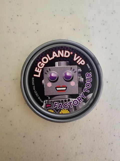 2022 Legoland VIP Factory Tour Pop Badge L-3690 Collectible Robot Gray Button