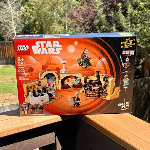 LEGO Star Wars 75425 Mos Eisley Cantina Set 666 Pieces Ages 8+ SmartPlay