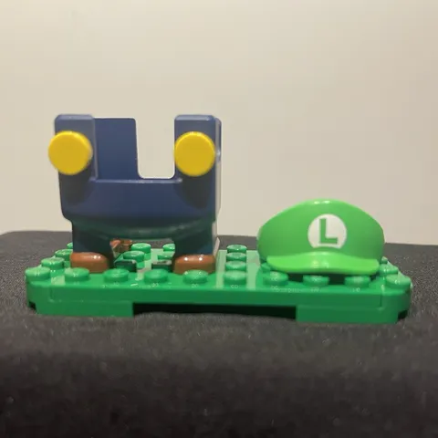 LEGO Super Mario Luigi's Mansion Luigi Printed Hat & Minifigure Stand Pieces Lot