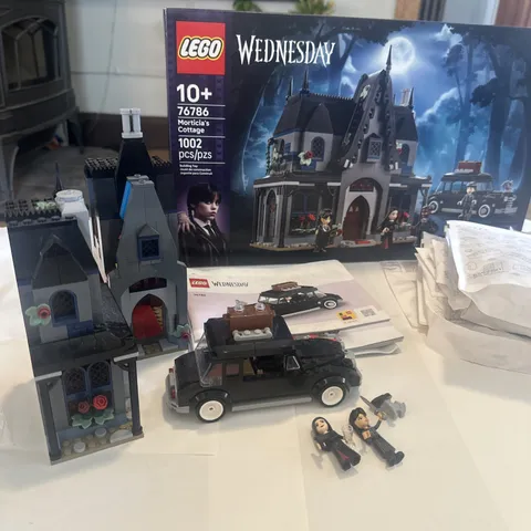 LEGO Wednesday Morticia's Cottage Set 76786, 1002pcs, 10+, Box Pre Owned Complet
