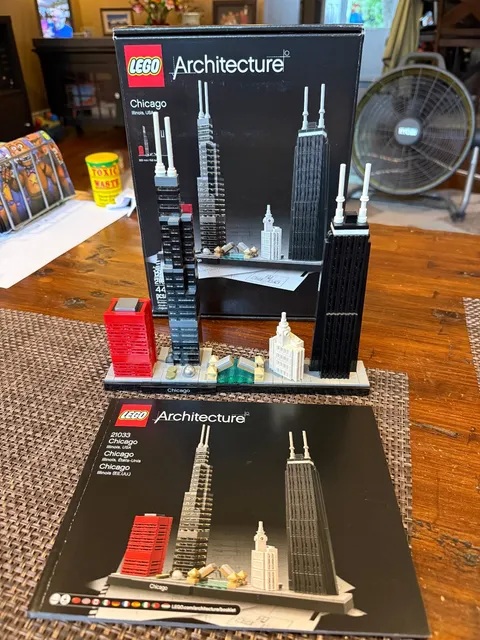 LEGO ARCHITECTURE: Chicago (21033)  100% Complete + Box + Instructions.