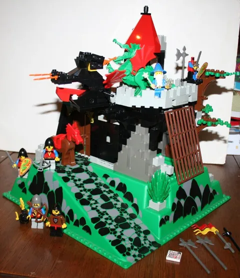 Vintage 1993 Lego 6082: Castle: Dragon Knights - Fire Breathing Fortress - 99%