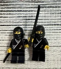  2 VINTAGE LEGO Ninjas - Black cas048 w/ Black Sword Knights Samurai 1998