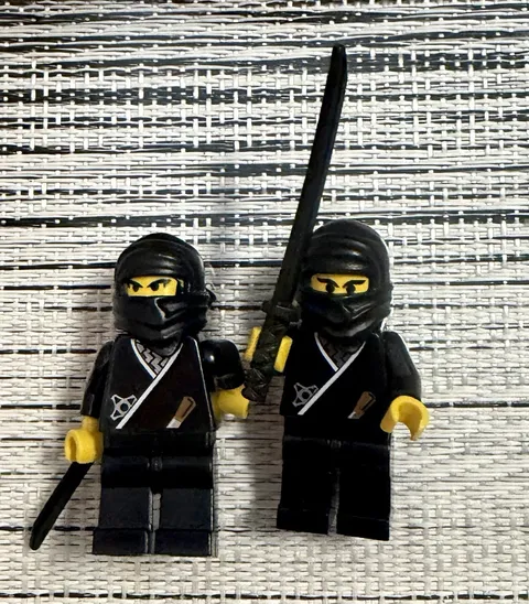  2 VINTAGE LEGO Ninjas - Black cas048 w/ Black Sword Knights Samurai 1998