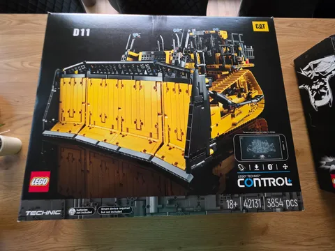 LEGO TECHNIC: App-Controlled Cat D11 Bulldozer (42131)