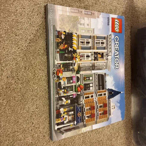 LEGO Creator Expert: Assembly Square 10255 100% Complete With Instructions