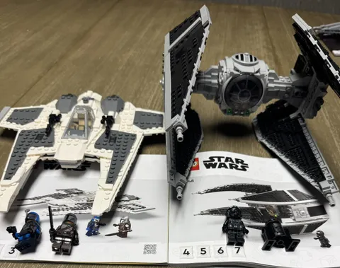 LEGO Star Wars 75348 Mandalorian Fang Fighter vs TIE Interceptor